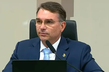 Flávio Bolsonaro pede a líderes anti-Lula aprovação da anistia como 1º gesto para negociações