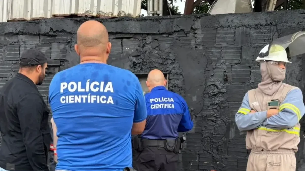 Imagem da polícia científica no local