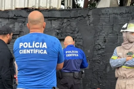 Imagem da polícia científica no local