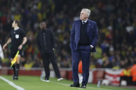 Carlo Ancelotti em jogo da seleção brasileira