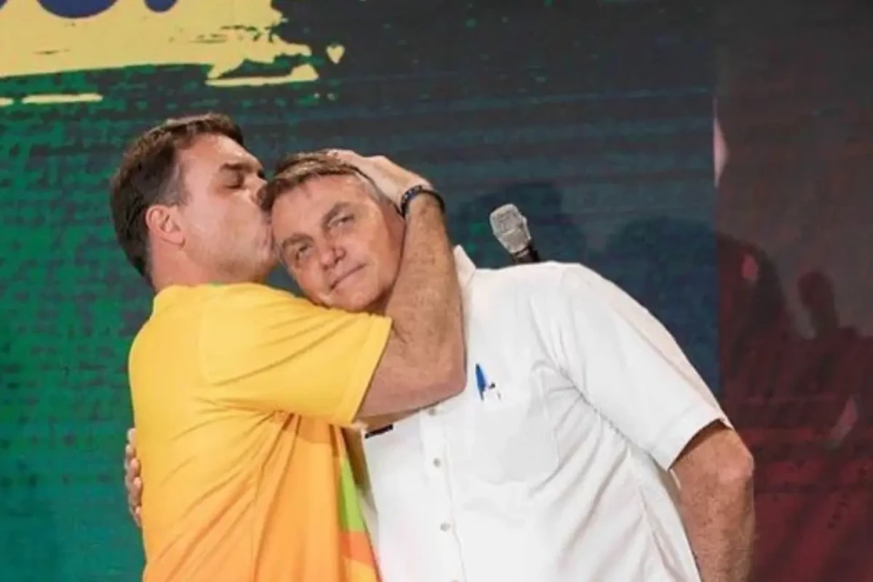 Flávio afirma que Pix é do Bolsonaro apesar de ex-presidente ter dito desconhecer a medida em 2020 Senador e Lula BC