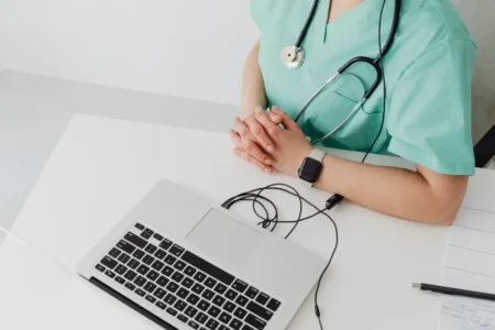 Imagem de uma enfermeira mexendo o notebook