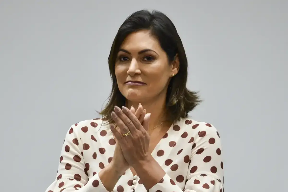 Michelle Bolsonaro provoca enteado Carlos