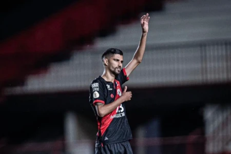Jorginho se despede do Atlético Goianiense após acerto com Figueirense