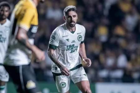 Rafael Gava em partida pelo Goiás na temporada