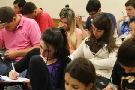 Imagem mostra pessoas submetidas à aplicação de prova teórica