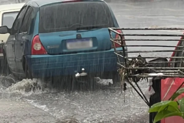 Carro em maio a forte chuva