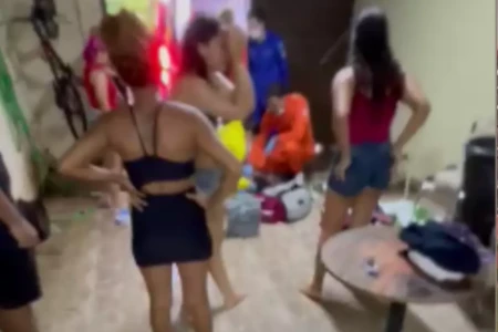 Adolescente que ficou presa pelo cabelo embaixo de carro durante enxurrada em Goiânia está em coma (Foto: Reprodução)