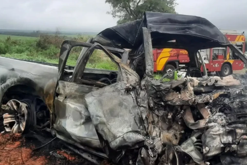 Imagem da caminhonete após o incêndio