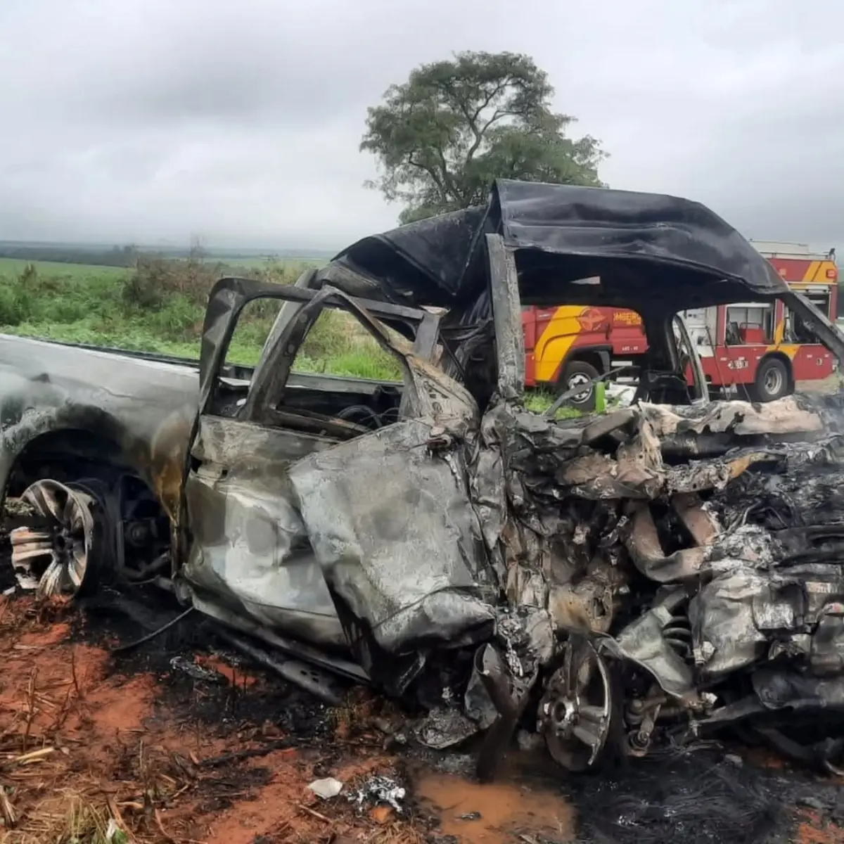 Imagem da caminhonete após o incêndio