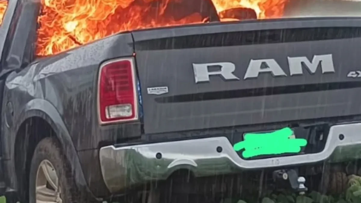 Imagem do carro pegando fogo