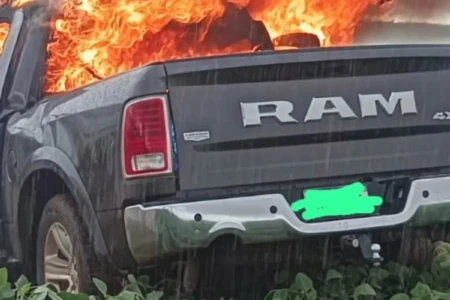 Imagem do carro pegando fogo