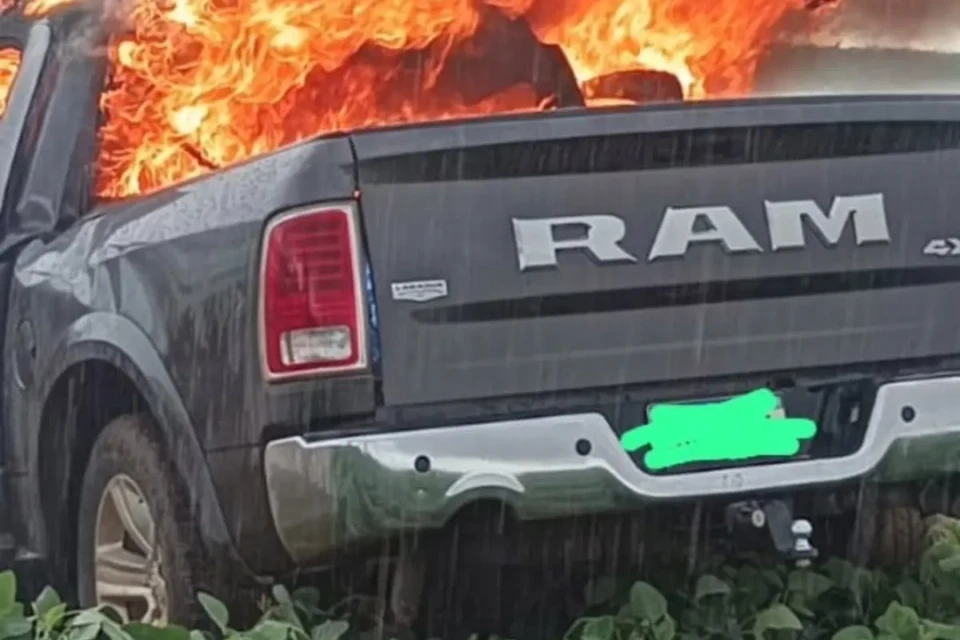Imagem do carro pegando fogo