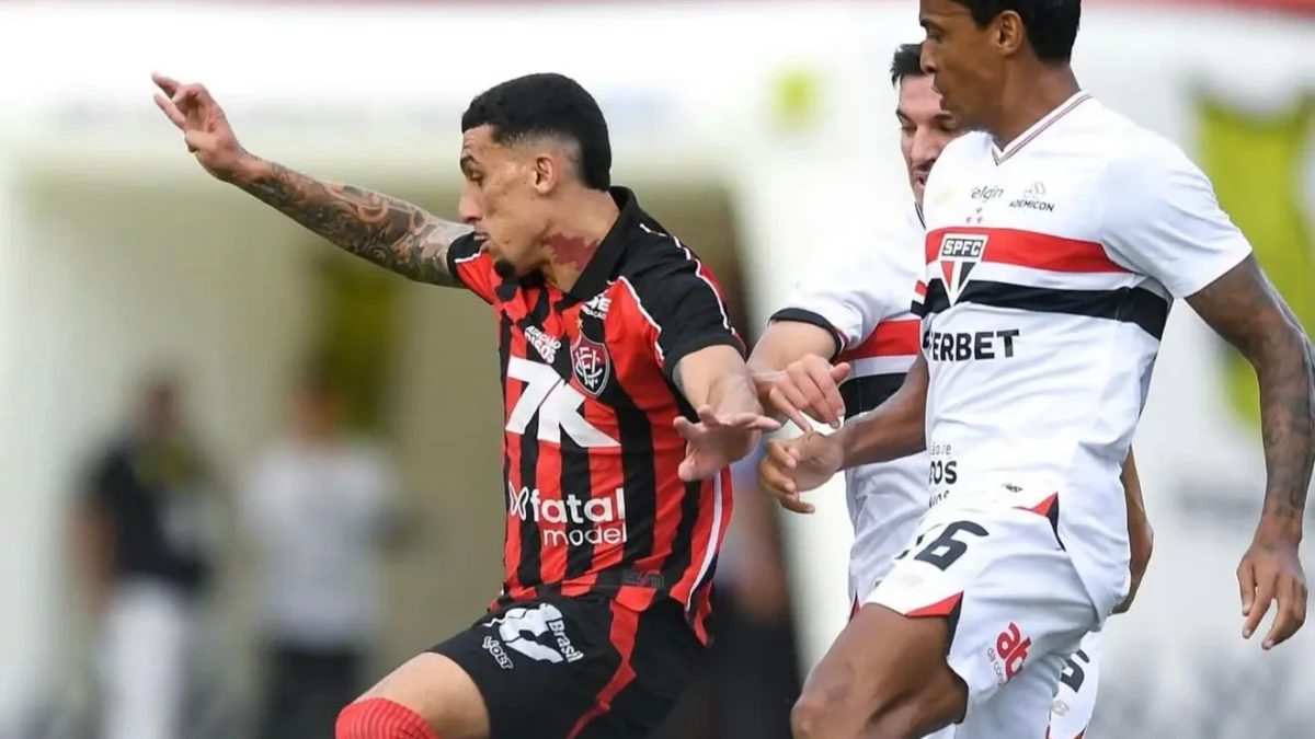 Com gol de Baralhas, ex-Atlético Goianiense, vitória se livra do rebaixamento