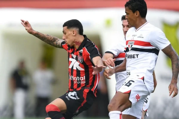 Com gol de Baralhas, ex-Atlético Goianiense, vitória se livra do rebaixamento