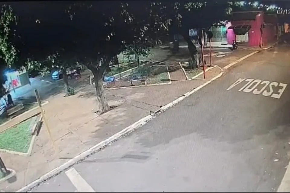 Momento em que a dupla volta ao local 