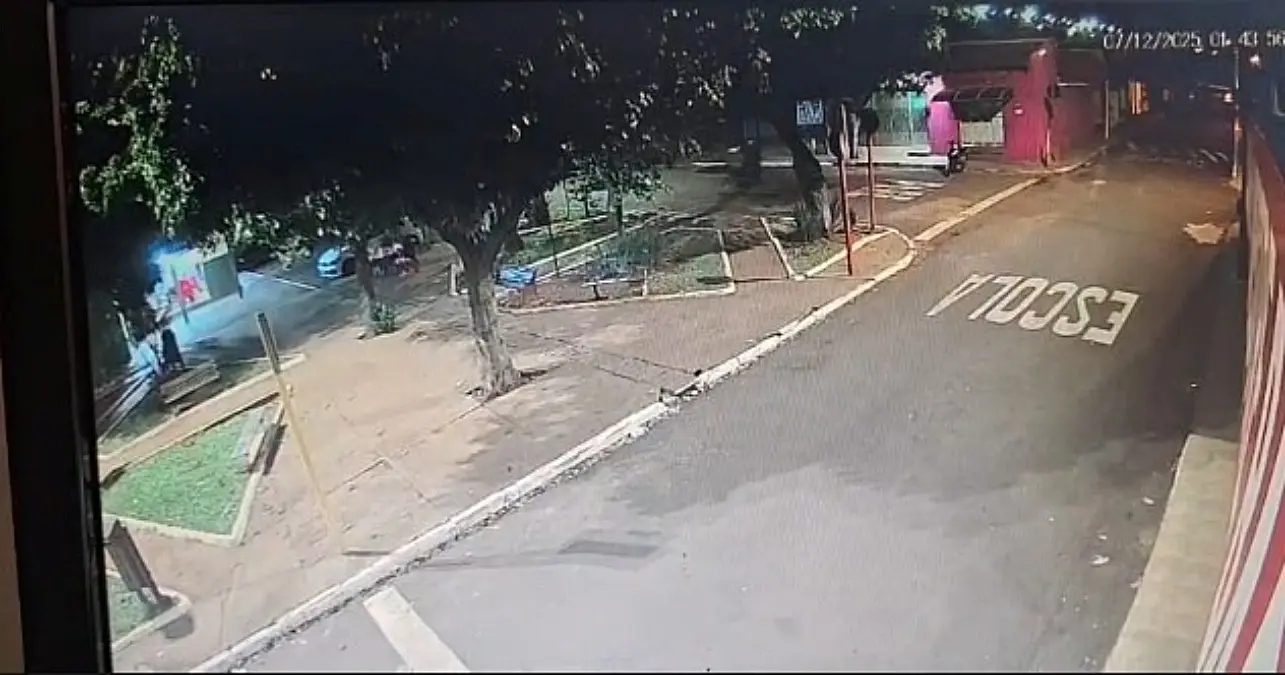 Momento em que a dupla volta ao local