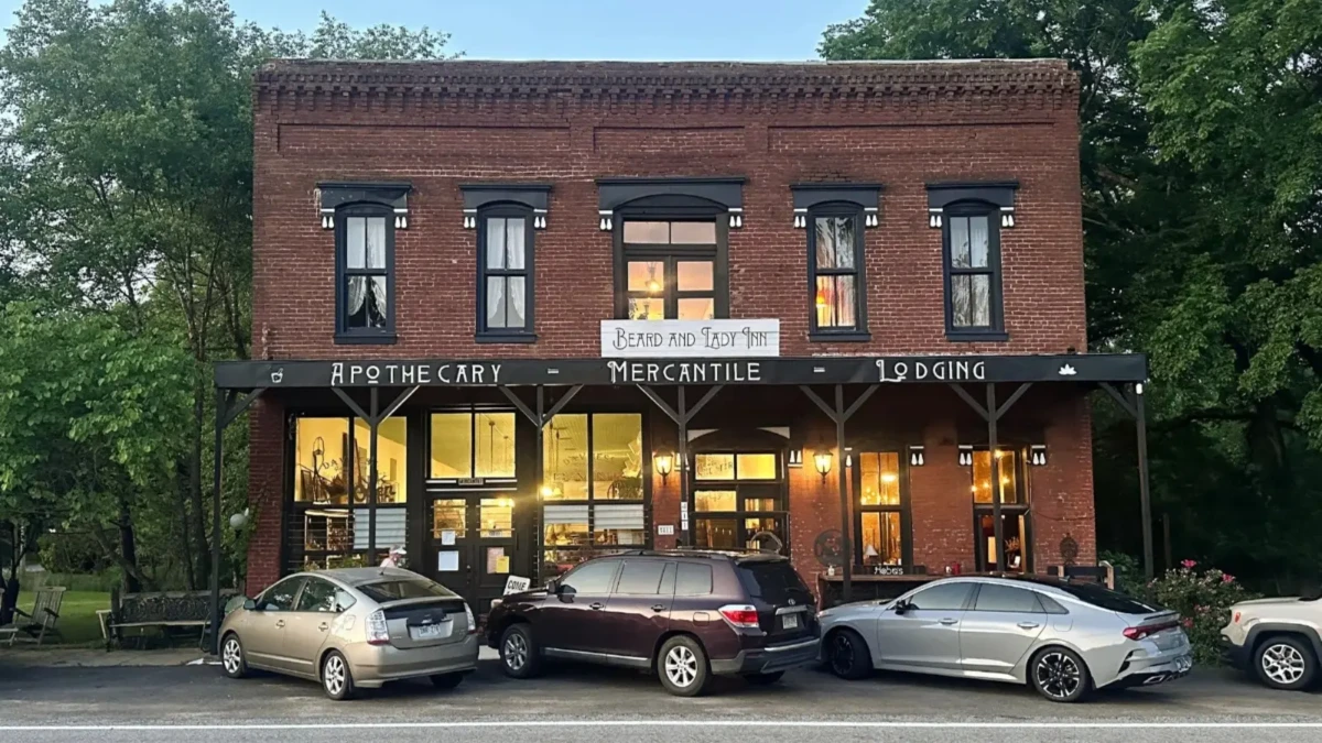 Hotel assombrado por “damas do bordel” é posto à venda por R$ 10 milhões; veja fotos Prédio resistiu a tragédias que destruíram a cidade