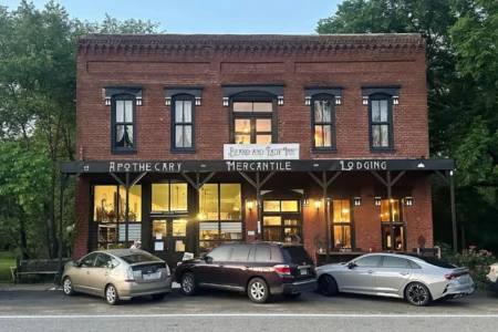 Hotel assombrado por “damas do bordel” é posto à venda por R$ 10 milhões; veja fotos Prédio resistiu a tragédias que destruíram a cidade