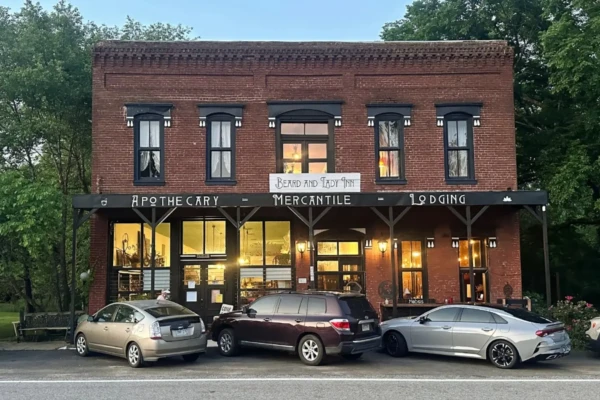 Hotel assombrado por “damas do bordel” é posto à venda por R$ 10 milhões; veja fotos Prédio resistiu a tragédias que destruíram a cidade