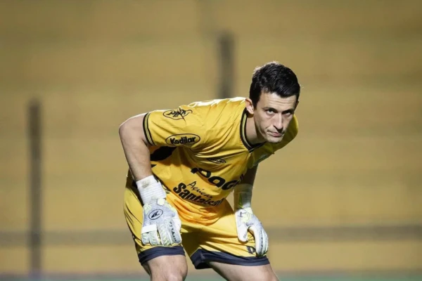 Airton é oficializado e reforça o gol do Vila Nova para 2026