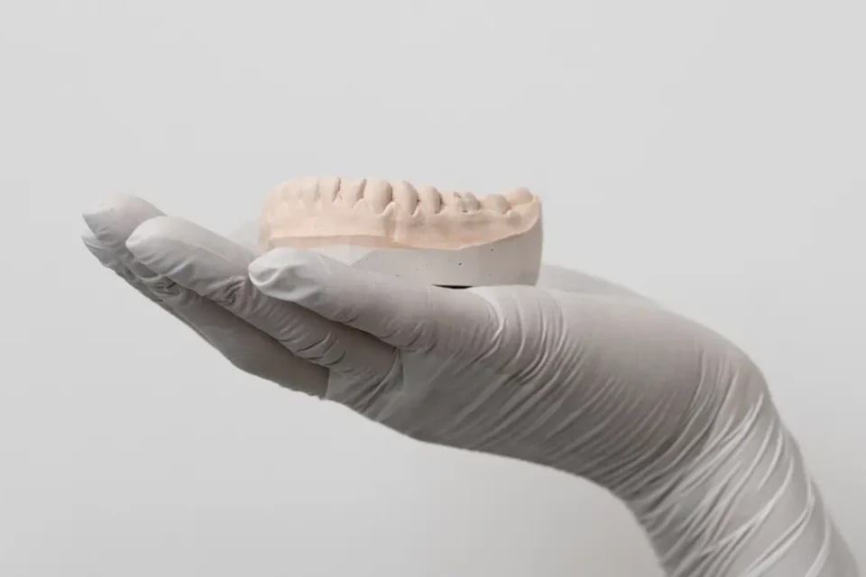TJGO condena clínica odontológica por tirar sete dentes viáveis de uma cliente