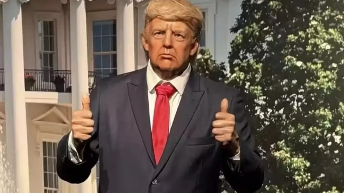 Estátua de cera de Donald Trump é retirada de museu após atitude de visitantes; saiba qual não havia condições da peça permanecer em exibição