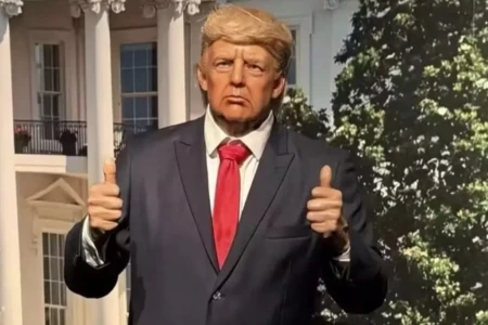 Estátua de cera de Donald Trump é retirada de museu após atitude de visitantes; saiba qual não havia condições da peça permanecer em exibição
