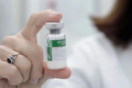 Butantan inicia entrega de 1,3 milhão de doses da vacina contra dengue Imunizante em dose única tem 74,7% de eficácia geral