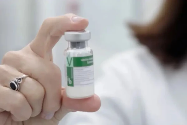 Butantan inicia entrega de 1,3 milhão de doses da vacina contra dengue Imunizante em dose única tem 74,7% de eficácia geral