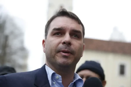 Flávio Bolsonaro diz agora que candidatura é irreversível e que tem vantagem sobre Tarcísio (Foto: Agência Brasil)