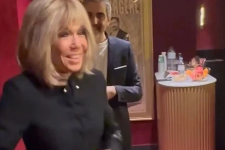 Vídeo mostra Brigitte Macron chamando feministas de 'vadias sujas' após protesto em Paris