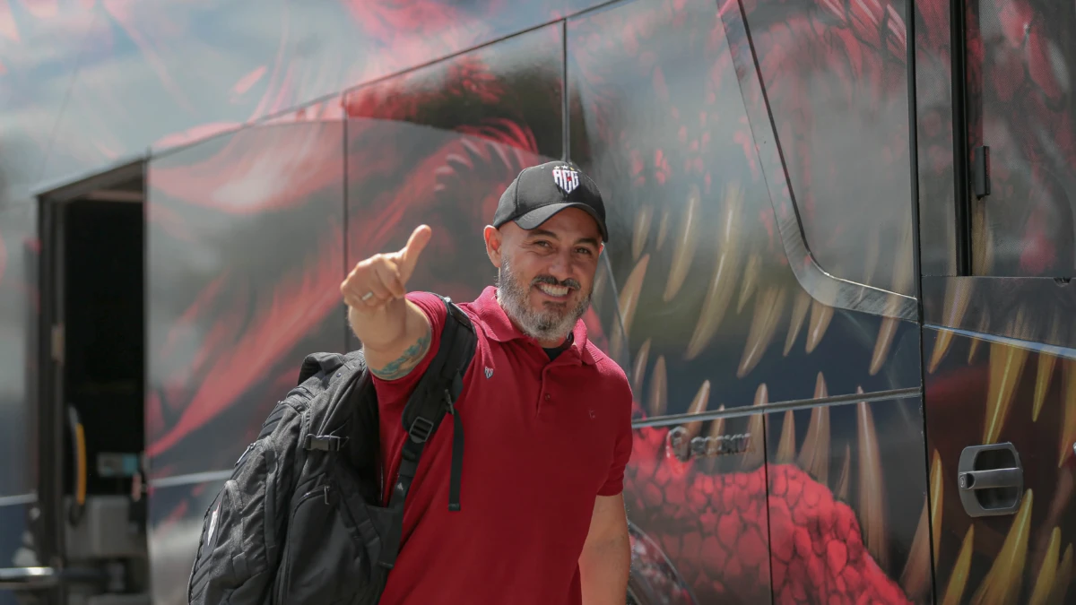 Ex-técnico do Atlético Goianiense, Rafael Guanaes, é eleito melhor treinador do brasileirão