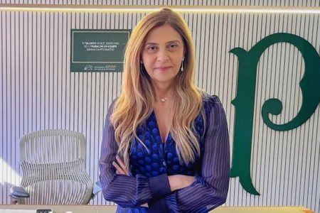 Leila rebate proposta do Flamengo sobre gramado sintético