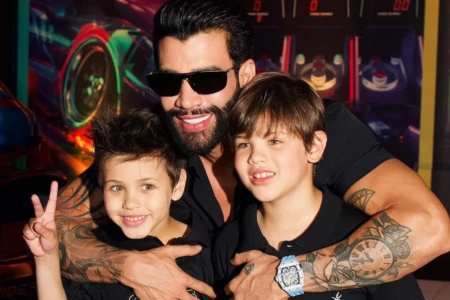 Cantor sertanejo Gusttavo Lima diz que sonho dos filhos é andar de transporte público: "Só andaram de jato"