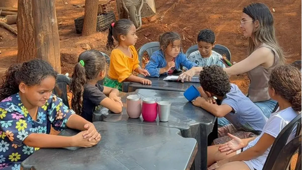 Engenheira lidera ONG que dá reforço escolar para 40 crianças do Dona Iris I, em Trindade (Foto cedida ao Mais Goiás)