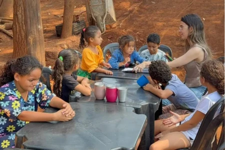 Engenheira lidera ONG que dá reforço escolar para 40 crianças do Dona Iris I, em Trindade (Foto cedida ao Mais Goiás)