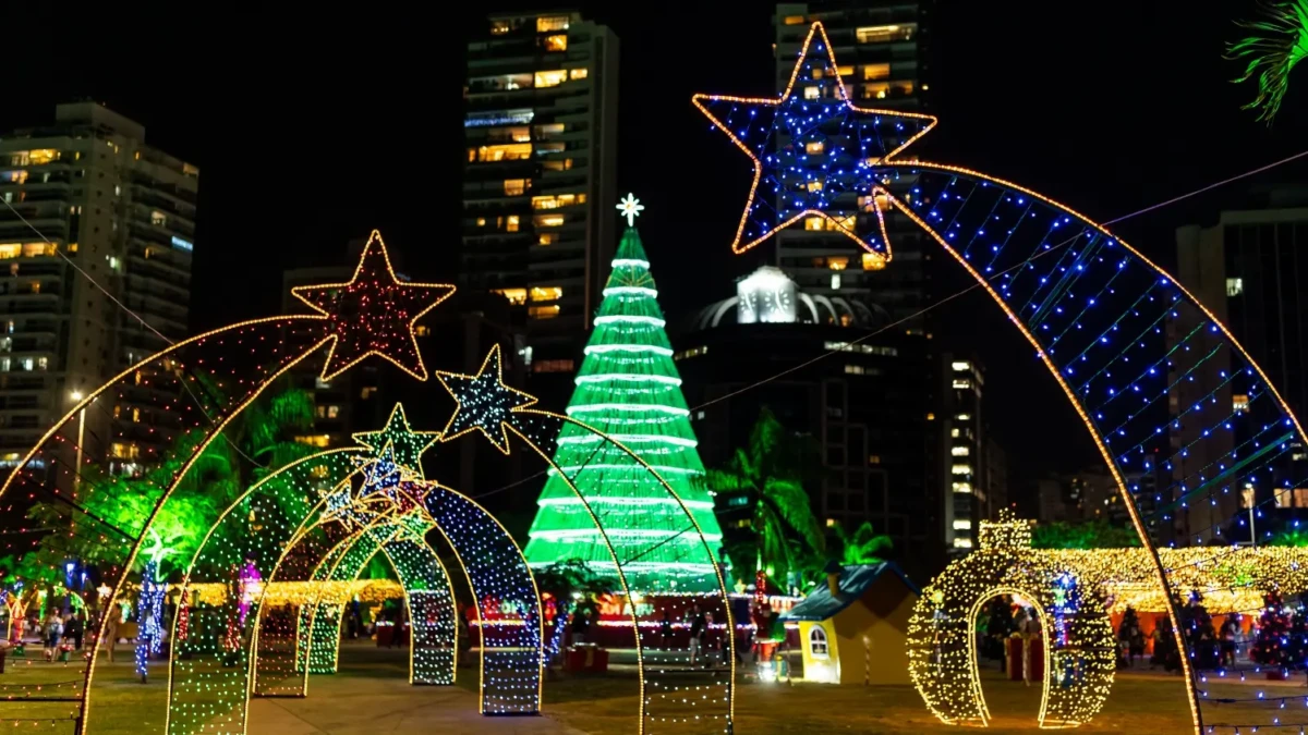 Cidade ganha calcinha iluminada gigante como decoração de Natal; veja foto Peça chamou atenção de moradores e visitantes