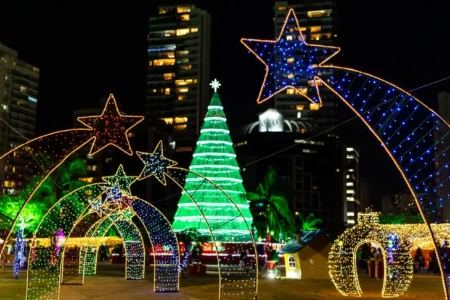 Cidade ganha calcinha iluminada gigante como decoração de Natal; veja foto Peça chamou atenção de moradores e visitantes
