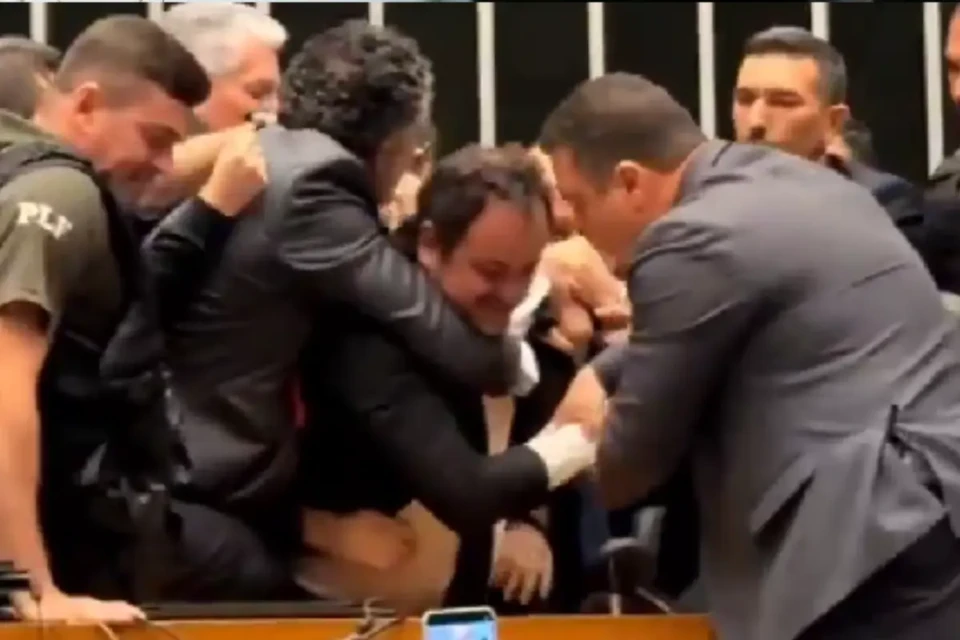 Deputado Glauber Braga é retirado à força do plenário da Câmara (Foto: Reprodução)