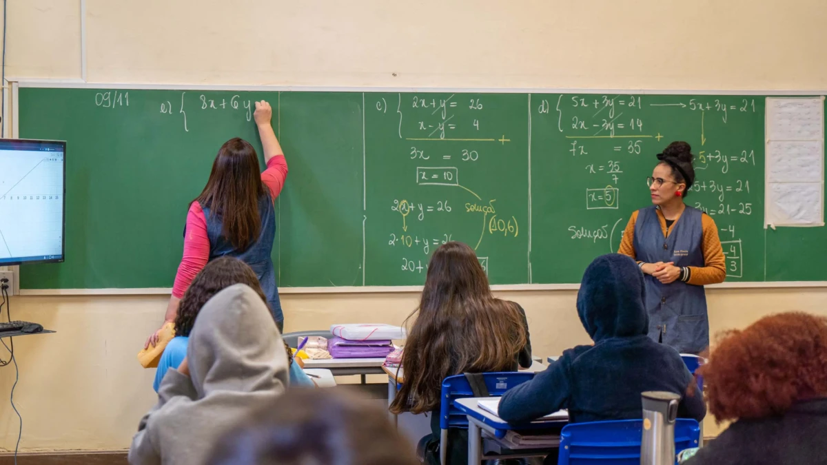 Mesmo com 10 horas a mais de trabalho, mulheres ganham um terço da renda de homens Estudo considerou trabalho remunerado e domésticas