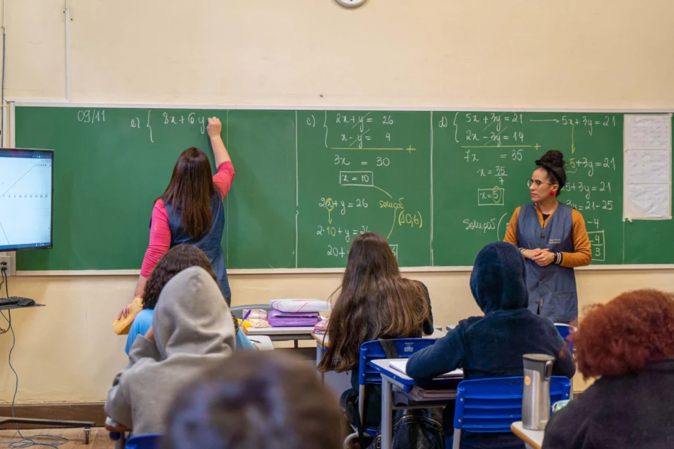 Mesmo com 10 horas a mais de trabalho, mulheres ganham um terço da renda de homens Estudo considerou trabalho remunerado e domésticas