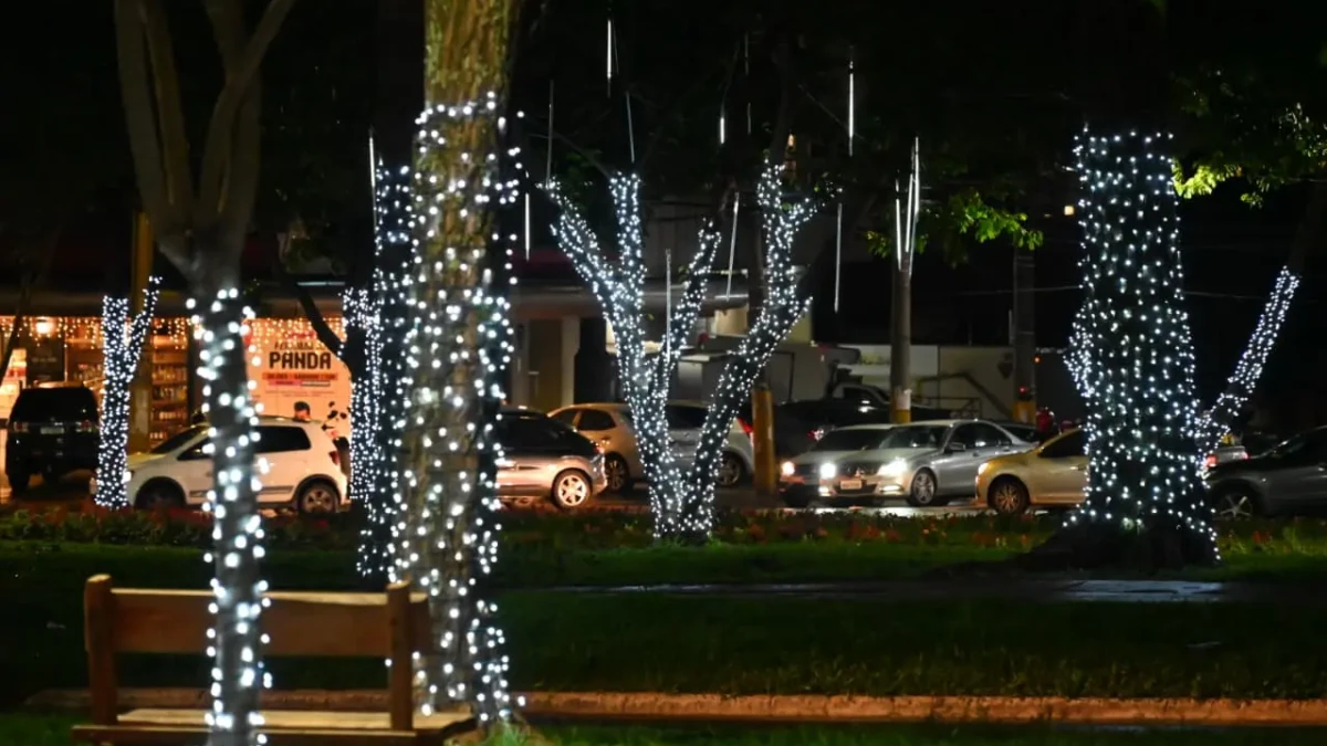 Imagem mostra parte das luzes de Natal instaladas na Praça do Setor Nova Suíça