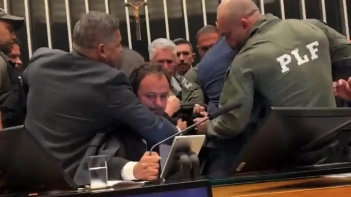 Expulsão de Glauber Braga (PSOL-RJ) do plenário à força Câmara impede cobertura da imprensa e policiais empurram jornalistas; vídeos
