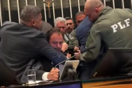 Expulsão de Glauber Braga (PSOL-RJ) do plenário à força Câmara impede cobertura da imprensa e policiais empurram jornalistas; vídeos