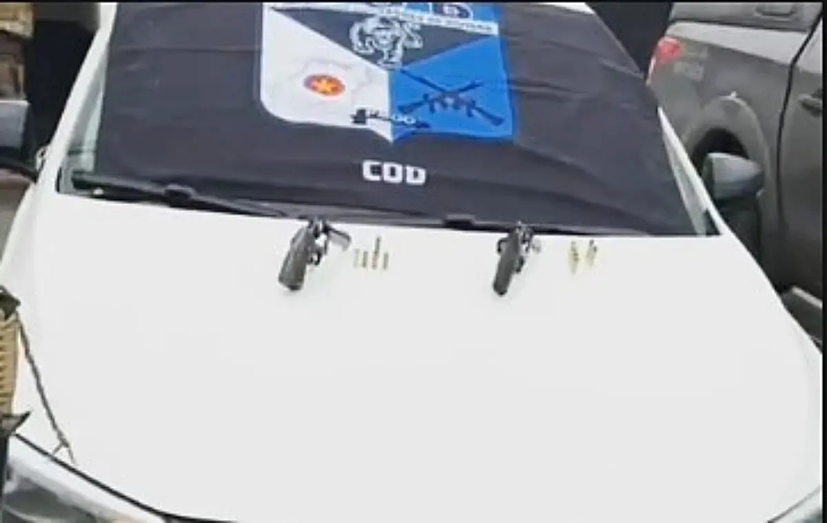 Armas encontradas com os suspeitos