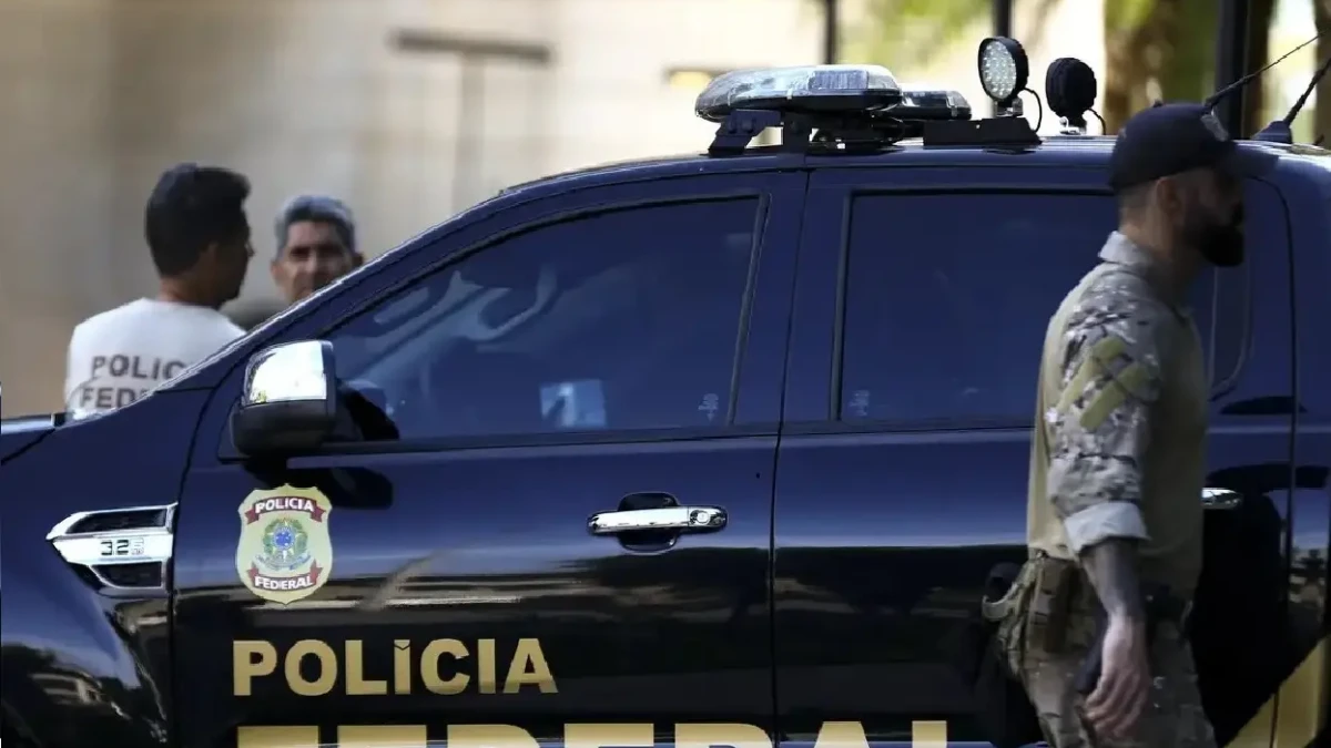 Imagem mostra viatura e agentes da Polícia Federal