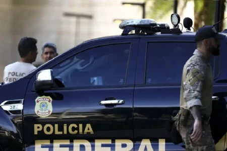 Imagem mostra viatura e agentes da Polícia Federal