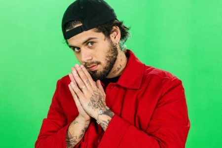 Zé Felipe não consegue ler Dominguinho e passa vergonha no Prêmio Multishow; vídeo Parei na sétima série já disse sertanejo