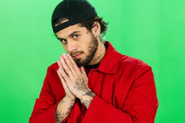 Zé Felipe não consegue ler Dominguinho e passa vergonha no Prêmio Multishow; vídeo Parei na sétima série já disse sertanejo